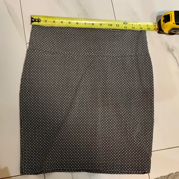 4/$25 Cute patterned high waisted skirt size XL - Picture 7 of 9